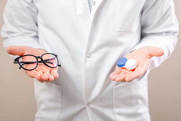 The Pros and Cons of Contact Lenses vs. Eyeglasses